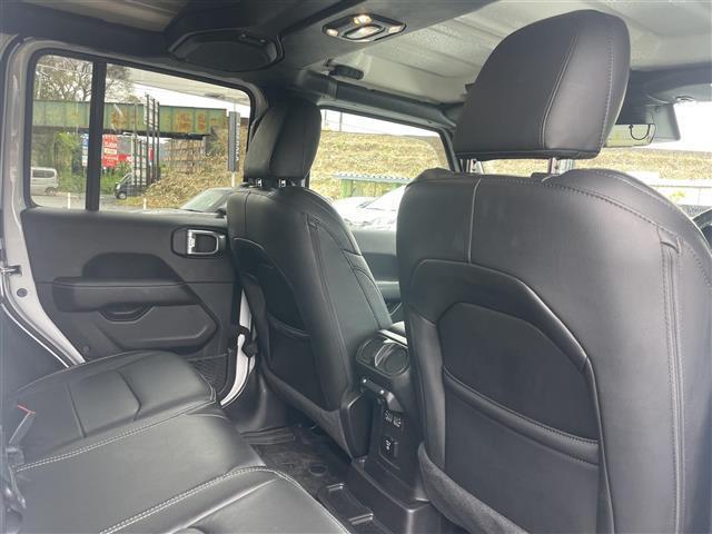 ジープ・ラングラーアンリミテッド サハラ　純正ナビ　フロント／バックカメラ　ＣａｒＰｌａｙ　ＡＣＣ　ＢＳＭ　ＰＤＣ　シートヒーター　ステアリングヒーター　黒革シート　衝突軽減ブレーキ　純正ＬＥＤヘッドライト　純正ドライブレコーダー　ＥＴＣ（41枚目）