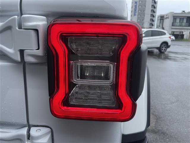 ジープ・ラングラーアンリミテッド サハラ　純正ナビ　フロント／バックカメラ　ＣａｒＰｌａｙ　ＡＣＣ　ＢＳＭ　ＰＤＣ　シートヒーター　ステアリングヒーター　黒革シート　衝突軽減ブレーキ　純正ＬＥＤヘッドライト　純正ドライブレコーダー　ＥＴＣ（51枚目）