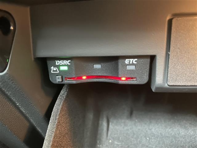 マットブラックにホワイトのＬＩＢＥＲＡＬＡのロゴの建物と看板が目印です。