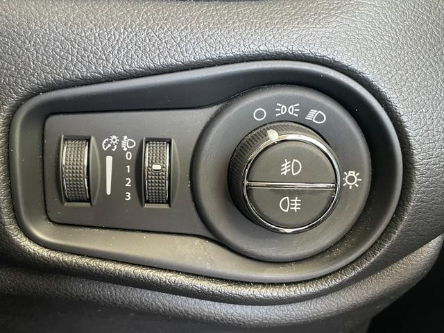 ジープ・レネゲード ロンジチュード Dオーディオ CarPlay/androidauto Bカメラ Bluetooth/USBポート/AM/FM LKA BSM PDC(リヤ) クルーズコントロール 前面衝突警報 ドライブレコーダー(20枚目)