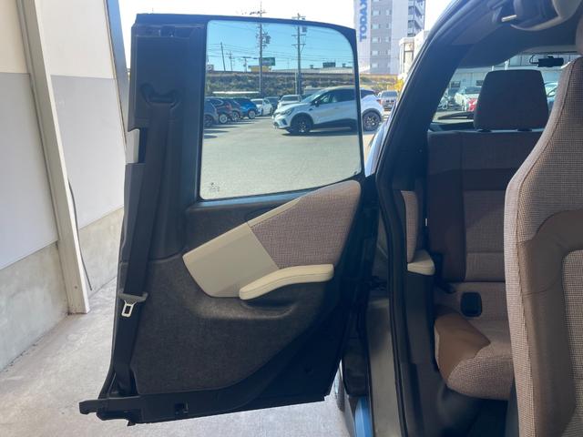 i3 エディションジョイ+ レンジ・エクステンダー装備車 インテリアデザインPKG ワイヤレスチャージ 後期モデル ドライビングアシスト ACC PDC(フロント/リア) パーキングアシスト Bカメラ 20インチOPホイール 衝突軽減B 木目調インパネ(33枚目)