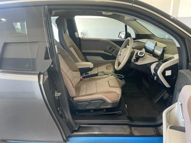 i3 エディションジョイ+ レンジ・エクステンダー装備車 インテリアデザインPKG ワイヤレスチャージ 後期モデル ドライビングアシスト ACC PDC(フロント/リア) パーキングアシスト Bカメラ 20インチOPホイール 衝突軽減B 木目調インパネ(37枚目)