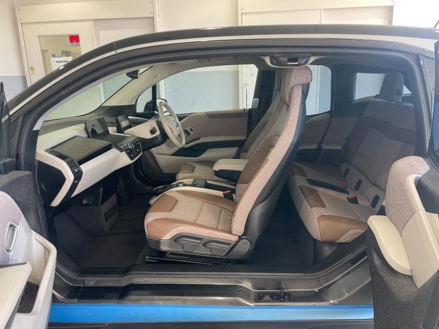 i3 エディションジョイ+ レンジ・エクステンダー装備車 インテリアデザインPKG ワイヤレスチャージ 後期モデル ドライビングアシスト ACC PDC(フロント/リア) パーキングアシスト Bカメラ 20インチOPホイール 衝突軽減B 木目調インパネ(43枚目)