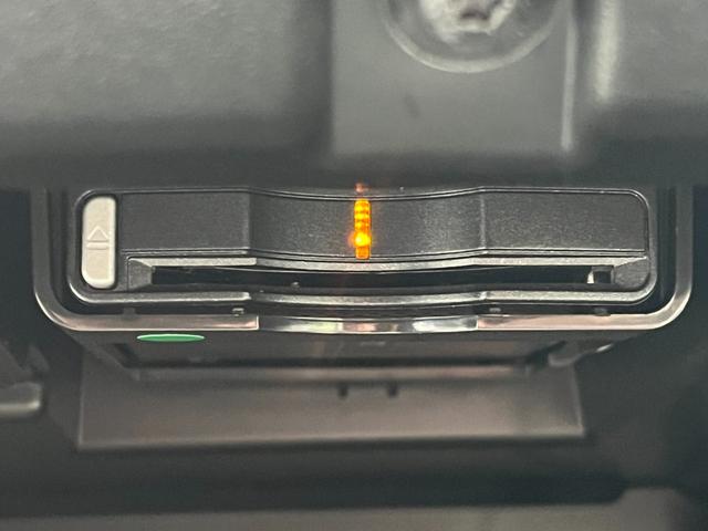 ＸＣ６０ Ｄ４　ＡＷＤ　モーメンタム　クライメートＰＫＧ　白革　ＢＬＩＳ　純正ナビ　３６０°カメラ　アダブティブクルーズコントロール　レーンキープアシスト　メモリー付パワーシート　全席シートヒーター　ＥＴＣ　ドライブレコーダー（13枚目）