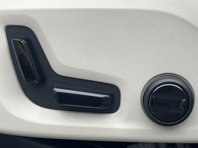 ＸＣ６０ Ｄ４　ＡＷＤ　モーメンタム　クライメートＰＫＧ　白革　ＢＬＩＳ　純正ナビ　３６０°カメラ　アダブティブクルーズコントロール　レーンキープアシスト　メモリー付パワーシート　全席シートヒーター　ＥＴＣ　ドライブレコーダー（14枚目）