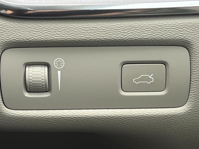 ＸＣ６０ Ｄ４　ＡＷＤ　モーメンタム　クライメートＰＫＧ　白革　ＢＬＩＳ　純正ナビ　３６０°カメラ　アダブティブクルーズコントロール　レーンキープアシスト　メモリー付パワーシート　全席シートヒーター　ＥＴＣ　ドライブレコーダー（27枚目）