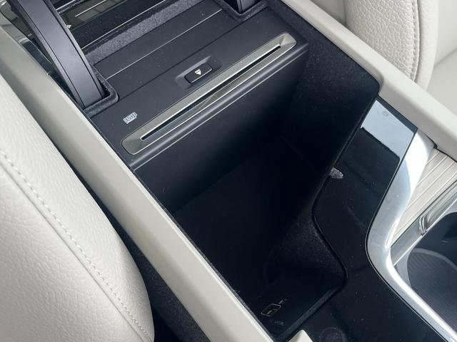 ＸＣ６０ Ｄ４　ＡＷＤ　モーメンタム　クライメートＰＫＧ　白革　ＢＬＩＳ　純正ナビ　３６０°カメラ　アダブティブクルーズコントロール　レーンキープアシスト　メモリー付パワーシート　全席シートヒーター　ＥＴＣ　ドライブレコーダー（30枚目）