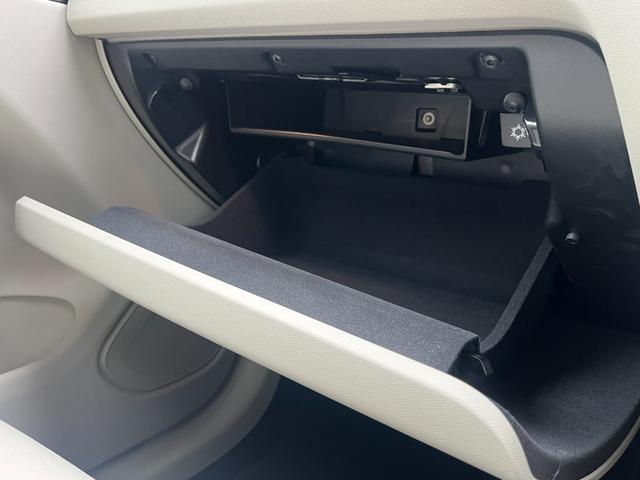 ＸＣ６０ Ｄ４　ＡＷＤ　モーメンタム　クライメートＰＫＧ　白革　ＢＬＩＳ　純正ナビ　３６０°カメラ　アダブティブクルーズコントロール　レーンキープアシスト　メモリー付パワーシート　全席シートヒーター　ＥＴＣ　ドライブレコーダー（32枚目）