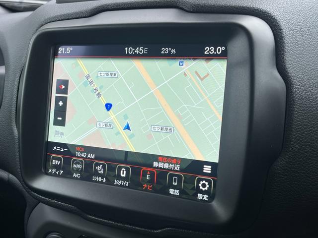 ジープ・レネゲード リミテッド　レザーシート　ステアリングヒーター　ブラインドスポットモニター　純正ナビ（Ｂｌｕｅｔｏｏｔｈ／ＡＵＸ／ワンセグ）　衝突被害軽減システム　バックカメラ　スマートキー　アダブティブクルーズコントロール（6枚目）