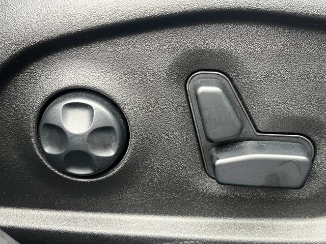 ジープ・レネゲード リミテッド　レザーシート　ステアリングヒーター　ブラインドスポットモニター　純正ナビ（Ｂｌｕｅｔｏｏｔｈ／ＡＵＸ／ワンセグ）　衝突被害軽減システム　バックカメラ　スマートキー　アダブティブクルーズコントロール（12枚目）