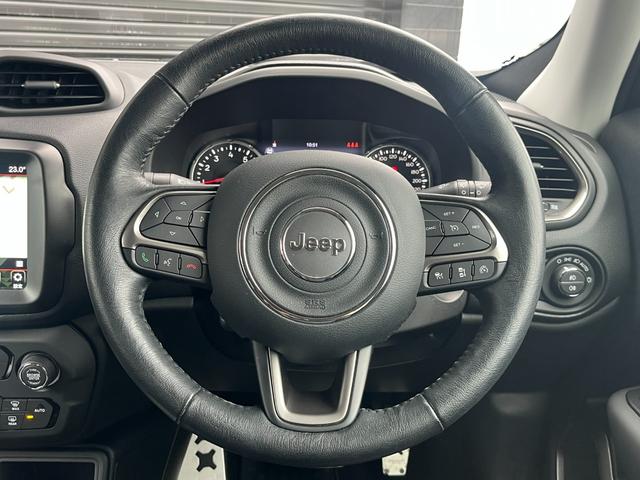 ジープ・レネゲード リミテッド　レザーシート　ステアリングヒーター　ブラインドスポットモニター　純正ナビ（Ｂｌｕｅｔｏｏｔｈ／ＡＵＸ／ワンセグ）　衝突被害軽減システム　バックカメラ　スマートキー　アダブティブクルーズコントロール（14枚目）