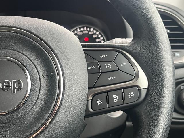 ジープ・レネゲード リミテッド　レザーシート　ステアリングヒーター　ブラインドスポットモニター　純正ナビ（Ｂｌｕｅｔｏｏｔｈ／ＡＵＸ／ワンセグ）　衝突被害軽減システム　バックカメラ　スマートキー　アダブティブクルーズコントロール（17枚目）