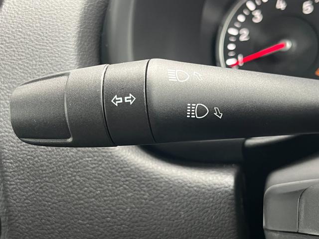ジープ・レネゲード リミテッド　レザーシート　ステアリングヒーター　ブラインドスポットモニター　純正ナビ（Ｂｌｕｅｔｏｏｔｈ／ＡＵＸ／ワンセグ）　衝突被害軽減システム　バックカメラ　スマートキー　アダブティブクルーズコントロール（18枚目）