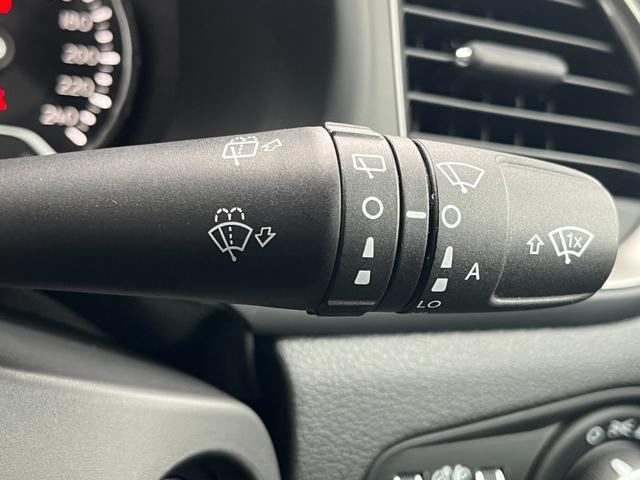 ジープ・レネゲード リミテッド　レザーシート　ステアリングヒーター　ブラインドスポットモニター　純正ナビ（Ｂｌｕｅｔｏｏｔｈ／ＡＵＸ／ワンセグ）　衝突被害軽減システム　バックカメラ　スマートキー　アダブティブクルーズコントロール（19枚目）