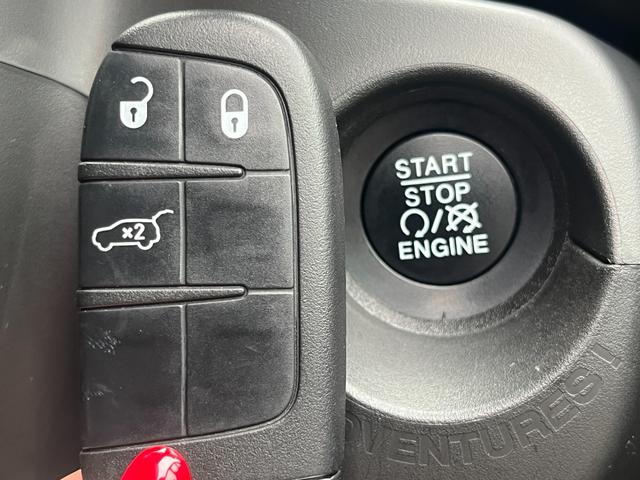ジープ・レネゲード リミテッド　レザーシート　ステアリングヒーター　ブラインドスポットモニター　純正ナビ（Ｂｌｕｅｔｏｏｔｈ／ＡＵＸ／ワンセグ）　衝突被害軽減システム　バックカメラ　スマートキー　アダブティブクルーズコントロール（20枚目）