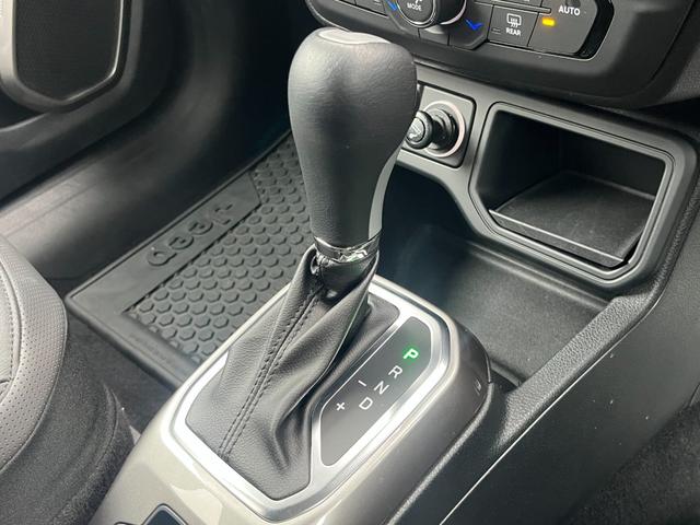 ジープ・レネゲード リミテッド　レザーシート　ステアリングヒーター　ブラインドスポットモニター　純正ナビ（Ｂｌｕｅｔｏｏｔｈ／ＡＵＸ／ワンセグ）　衝突被害軽減システム　バックカメラ　スマートキー　アダブティブクルーズコントロール（21枚目）