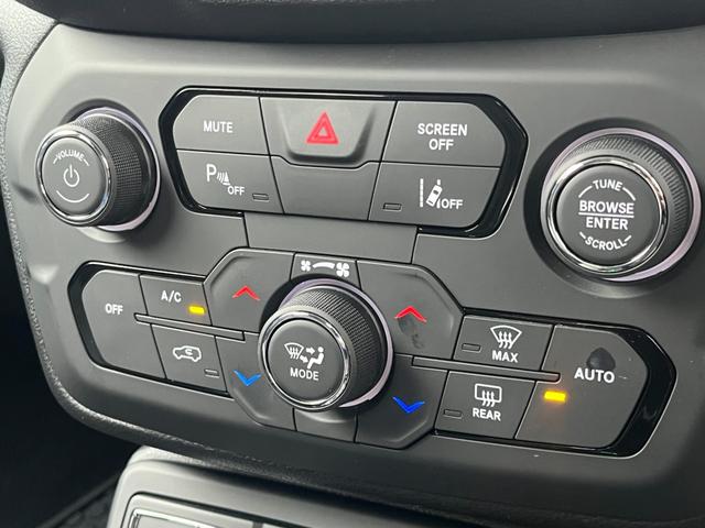 ジープ・レネゲード リミテッド　レザーシート　ステアリングヒーター　ブラインドスポットモニター　純正ナビ（Ｂｌｕｅｔｏｏｔｈ／ＡＵＸ／ワンセグ）　衝突被害軽減システム　バックカメラ　スマートキー　アダブティブクルーズコントロール（23枚目）