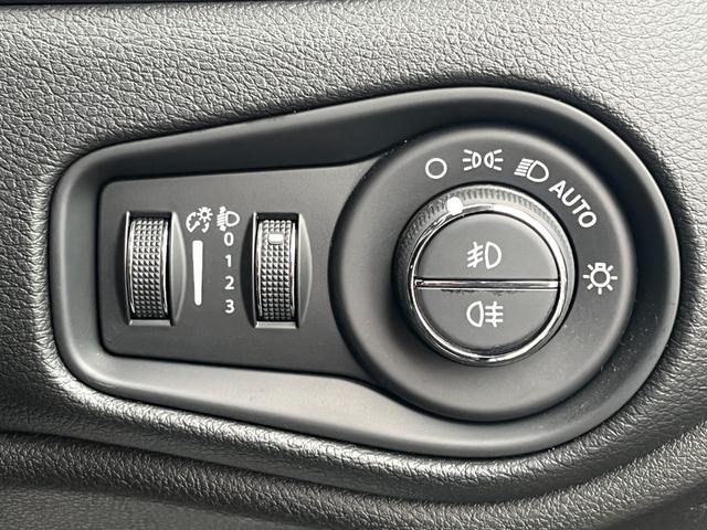 ジープ・レネゲード リミテッド　レザーシート　ステアリングヒーター　ブラインドスポットモニター　純正ナビ（Ｂｌｕｅｔｏｏｔｈ／ＡＵＸ／ワンセグ）　衝突被害軽減システム　バックカメラ　スマートキー　アダブティブクルーズコントロール（24枚目）