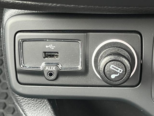 ジープ・レネゲード リミテッド　レザーシート　ステアリングヒーター　ブラインドスポットモニター　純正ナビ（Ｂｌｕｅｔｏｏｔｈ／ＡＵＸ／ワンセグ）　衝突被害軽減システム　バックカメラ　スマートキー　アダブティブクルーズコントロール（25枚目）