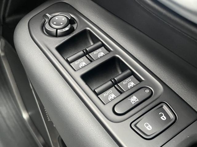 ジープ・レネゲード リミテッド　レザーシート　ステアリングヒーター　ブラインドスポットモニター　純正ナビ（Ｂｌｕｅｔｏｏｔｈ／ＡＵＸ／ワンセグ）　衝突被害軽減システム　バックカメラ　スマートキー　アダブティブクルーズコントロール（30枚目）