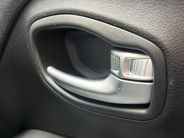 ジープ・レネゲード リミテッド　レザーシート　ステアリングヒーター　ブラインドスポットモニター　純正ナビ（Ｂｌｕｅｔｏｏｔｈ／ＡＵＸ／ワンセグ）　衝突被害軽減システム　バックカメラ　スマートキー　アダブティブクルーズコントロール（31枚目）