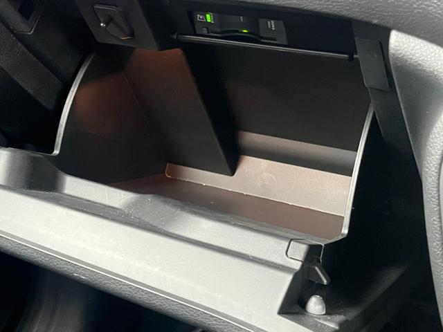 ジープ・レネゲード リミテッド　レザーシート　ステアリングヒーター　ブラインドスポットモニター　純正ナビ（Ｂｌｕｅｔｏｏｔｈ／ＡＵＸ／ワンセグ）　衝突被害軽減システム　バックカメラ　スマートキー　アダブティブクルーズコントロール（33枚目）