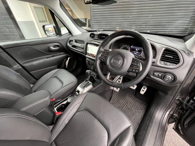 ジープ・レネゲード リミテッド　レザーシート　ステアリングヒーター　ブラインドスポットモニター　純正ナビ（Ｂｌｕｅｔｏｏｔｈ／ＡＵＸ／ワンセグ）　衝突被害軽減システム　バックカメラ　スマートキー　アダブティブクルーズコントロール（36枚目）