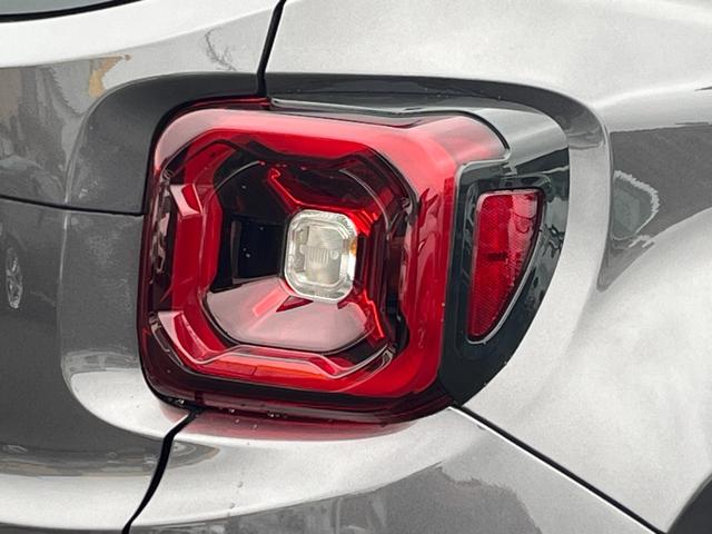 ジープ・レネゲード リミテッド　レザーシート　ステアリングヒーター　ブラインドスポットモニター　純正ナビ（Ｂｌｕｅｔｏｏｔｈ／ＡＵＸ／ワンセグ）　衝突被害軽減システム　バックカメラ　スマートキー　アダブティブクルーズコントロール（53枚目）