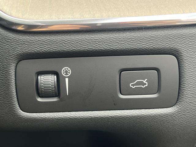ＸＣ６０ Ｄ４　ＡＷＤ　インスクリプション　パノラマサンルーフ　茶革　ヘッドアップディスプレイ　ＢＬＩＳ　純正ナビ　３６０°カメラ　アダブティブクルーズコントロール　レーンキープアシスト　メモリー付パワーシート　全席シートヒーター　ＥＴＣ（33枚目）
