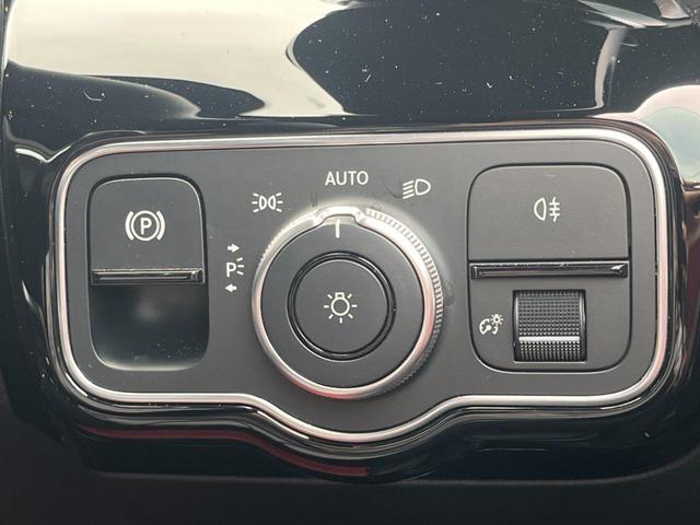 ＣＬＡクラス ＣＬＡ３５　４マチック　パノラミックスライディングルーフ　レーダーセフティーＰＫＧ　アドバンスＰＫＧ　ナビゲーションＰＫＧ　アンビエントライト　メモリー付パワーシート　シートヒーター　　３６０°カメラ　　ＡＣＣ　ＥＴＣ（30枚目）