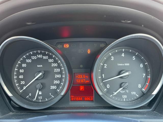 Ｚ４ ｓＤｒｉｖｅ２３ｉ　ハイラインパッケージ　電動開閉式ハードトップ　茶革シート　純正ＨＤＤナビ（ＡＵＸ／ＵＳＢ／ＣＤ／ＤＶＤ／フルセグ）　ＨＩＤライト　左右独立式オートエアコン　純正１７インチアルミホイール　純正フロアマット（15枚目）