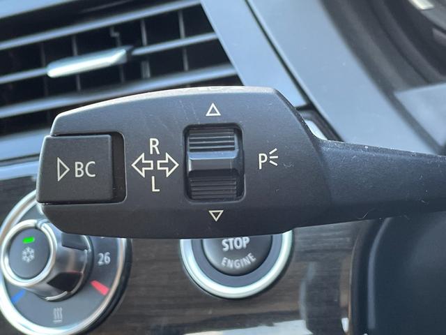 Ｚ４ ｓＤｒｉｖｅ２３ｉ　ハイラインパッケージ　電動開閉式ハードトップ　茶革シート　純正ＨＤＤナビ（ＡＵＸ／ＵＳＢ／ＣＤ／ＤＶＤ／フルセグ）　ＨＩＤライト　左右独立式オートエアコン　純正１７インチアルミホイール　純正フロアマット（18枚目）