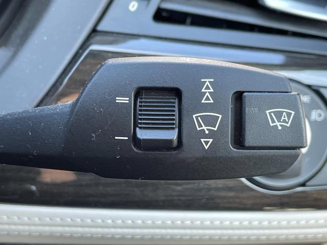 Ｚ４ ｓＤｒｉｖｅ２３ｉ　ハイラインパッケージ　電動開閉式ハードトップ　茶革シート　純正ＨＤＤナビ（ＡＵＸ／ＵＳＢ／ＣＤ／ＤＶＤ／フルセグ）　ＨＩＤライト　左右独立式オートエアコン　純正１７インチアルミホイール　純正フロアマット（19枚目）