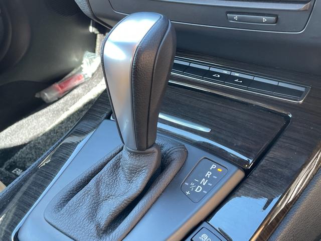 Ｚ４ ｓＤｒｉｖｅ２３ｉ　ハイラインパッケージ　電動開閉式ハードトップ　茶革シート　純正ＨＤＤナビ（ＡＵＸ／ＵＳＢ／ＣＤ／ＤＶＤ／フルセグ）　ＨＩＤライト　左右独立式オートエアコン　純正１７インチアルミホイール　純正フロアマット（21枚目）