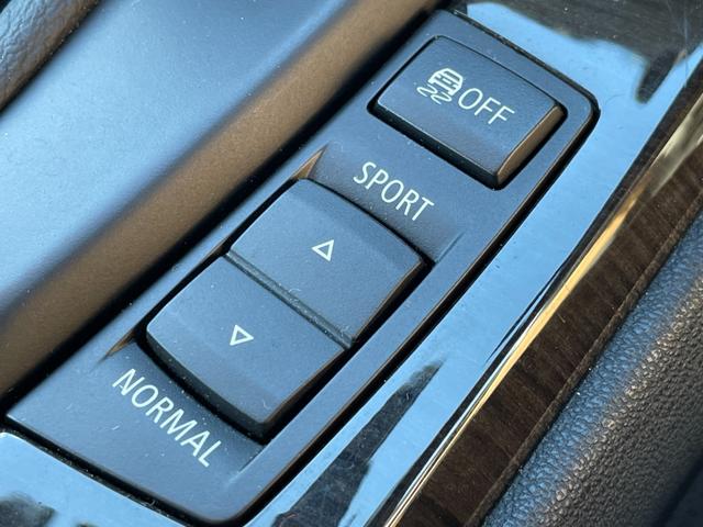 Ｚ４ ｓＤｒｉｖｅ２３ｉ　ハイラインパッケージ　電動開閉式ハードトップ　茶革シート　純正ＨＤＤナビ（ＡＵＸ／ＵＳＢ／ＣＤ／ＤＶＤ／フルセグ）　ＨＩＤライト　左右独立式オートエアコン　純正１７インチアルミホイール　純正フロアマット（22枚目）