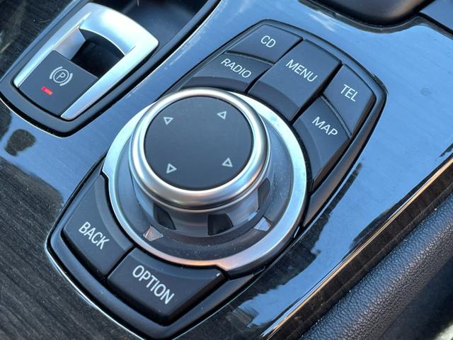 Ｚ４ ｓＤｒｉｖｅ２３ｉ　ハイラインパッケージ　電動開閉式ハードトップ　茶革シート　純正ＨＤＤナビ（ＡＵＸ／ＵＳＢ／ＣＤ／ＤＶＤ／フルセグ）　ＨＩＤライト　左右独立式オートエアコン　純正１７インチアルミホイール　純正フロアマット（23枚目）