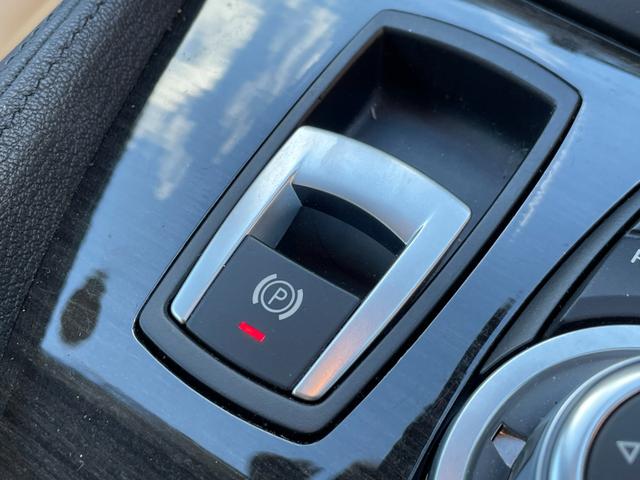 Ｚ４ ｓＤｒｉｖｅ２３ｉ　ハイラインパッケージ　電動開閉式ハードトップ　茶革シート　純正ＨＤＤナビ（ＡＵＸ／ＵＳＢ／ＣＤ／ＤＶＤ／フルセグ）　ＨＩＤライト　左右独立式オートエアコン　純正１７インチアルミホイール　純正フロアマット（24枚目）