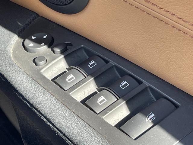 Ｚ４ ｓＤｒｉｖｅ２３ｉ　ハイラインパッケージ　電動開閉式ハードトップ　茶革シート　純正ＨＤＤナビ（ＡＵＸ／ＵＳＢ／ＣＤ／ＤＶＤ／フルセグ）　ＨＩＤライト　左右独立式オートエアコン　純正１７インチアルミホイール　純正フロアマット（32枚目）