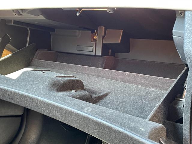 Ｚ４ ｓＤｒｉｖｅ２３ｉ　ハイラインパッケージ　電動開閉式ハードトップ　茶革シート　純正ＨＤＤナビ（ＡＵＸ／ＵＳＢ／ＣＤ／ＤＶＤ／フルセグ）　ＨＩＤライト　左右独立式オートエアコン　純正１７インチアルミホイール　純正フロアマット（33枚目）