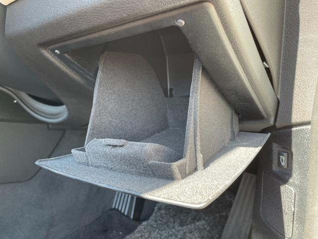 Ｚ４ ｓＤｒｉｖｅ２３ｉ　ハイラインパッケージ　電動開閉式ハードトップ　茶革シート　純正ＨＤＤナビ（ＡＵＸ／ＵＳＢ／ＣＤ／ＤＶＤ／フルセグ）　ＨＩＤライト　左右独立式オートエアコン　純正１７インチアルミホイール　純正フロアマット（36枚目）