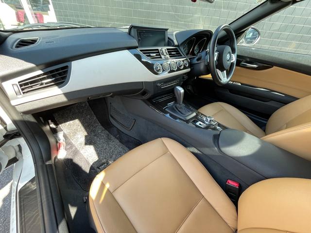 Ｚ４ ｓＤｒｉｖｅ２３ｉ　ハイラインパッケージ　電動開閉式ハードトップ　茶革シート　純正ＨＤＤナビ（ＡＵＸ／ＵＳＢ／ＣＤ／ＤＶＤ／フルセグ）　ＨＩＤライト　左右独立式オートエアコン　純正１７インチアルミホイール　純正フロアマット（42枚目）