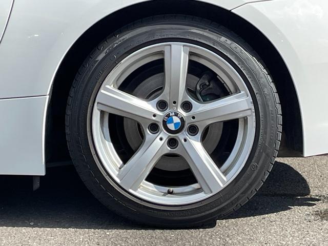 Ｚ４ ｓＤｒｉｖｅ２３ｉ　ハイラインパッケージ　電動開閉式ハードトップ　茶革シート　純正ＨＤＤナビ（ＡＵＸ／ＵＳＢ／ＣＤ／ＤＶＤ／フルセグ）　ＨＩＤライト　左右独立式オートエアコン　純正１７インチアルミホイール　純正フロアマット（62枚目）