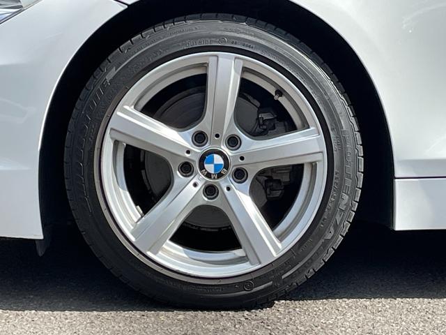 Ｚ４ ｓＤｒｉｖｅ２３ｉ　ハイラインパッケージ　電動開閉式ハードトップ　茶革シート　純正ＨＤＤナビ（ＡＵＸ／ＵＳＢ／ＣＤ／ＤＶＤ／フルセグ）　ＨＩＤライト　左右独立式オートエアコン　純正１７インチアルミホイール　純正フロアマット（64枚目）