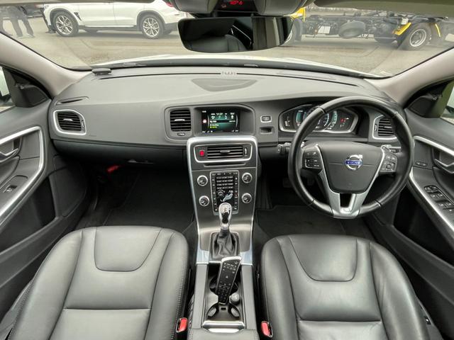 Ｖ６０ Ｄ４　ＳＥ　黒革　メモリー付きパワーシート　純正ナビ　ＢＬＩＳ　アダブティブクルーズコントロール　バックカメラ　アクティブハイビーム　純正１７インチアルミホイール　ＥＴＣ　純正フロアマット　スマートキー（4枚目）