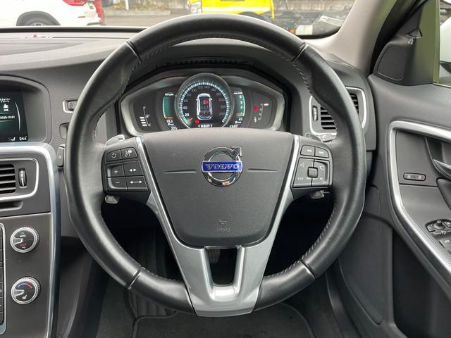 Ｖ６０ Ｄ４　ＳＥ　黒革　メモリー付きパワーシート　純正ナビ　ＢＬＩＳ　アダブティブクルーズコントロール　バックカメラ　アクティブハイビーム　純正１７インチアルミホイール　ＥＴＣ　純正フロアマット　スマートキー（10枚目）