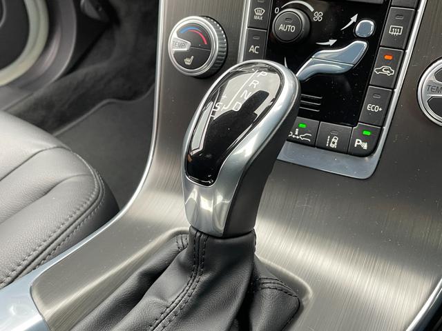 Ｖ６０ Ｄ４　ＳＥ　黒革　メモリー付きパワーシート　純正ナビ　ＢＬＩＳ　アダブティブクルーズコントロール　バックカメラ　アクティブハイビーム　純正１７インチアルミホイール　ＥＴＣ　純正フロアマット　スマートキー（20枚目）