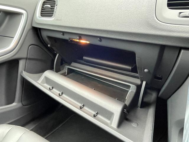 Ｖ６０ Ｄ４　ＳＥ　黒革　メモリー付きパワーシート　純正ナビ　ＢＬＩＳ　アダブティブクルーズコントロール　バックカメラ　アクティブハイビーム　純正１７インチアルミホイール　ＥＴＣ　純正フロアマット　スマートキー（29枚目）