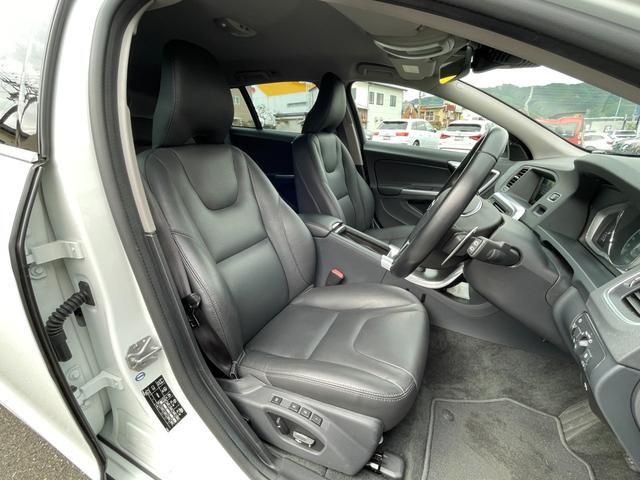 Ｖ６０ Ｄ４　ＳＥ　黒革　メモリー付きパワーシート　純正ナビ　ＢＬＩＳ　アダブティブクルーズコントロール　バックカメラ　アクティブハイビーム　純正１７インチアルミホイール　ＥＴＣ　純正フロアマット　スマートキー（33枚目）