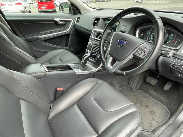 Ｖ６０ Ｄ４　ＳＥ　黒革　メモリー付きパワーシート　純正ナビ　ＢＬＩＳ　アダブティブクルーズコントロール　バックカメラ　アクティブハイビーム　純正１７インチアルミホイール　ＥＴＣ　純正フロアマット　スマートキー（34枚目）