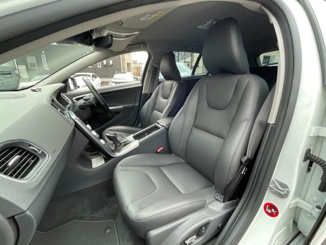 Ｖ６０ Ｄ４　ＳＥ　黒革　メモリー付きパワーシート　純正ナビ　ＢＬＩＳ　アダブティブクルーズコントロール　バックカメラ　アクティブハイビーム　純正１７インチアルミホイール　ＥＴＣ　純正フロアマット　スマートキー（35枚目）